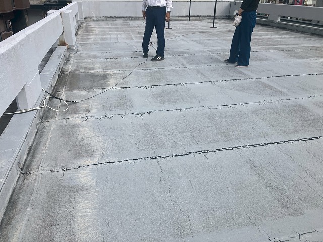 岐阜市で陸屋根の防水膜に生じた亀裂の確認、アスファルト防水は亀裂の発生にご注意ください